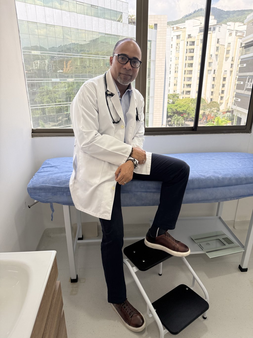 Dr. Eric Ibargüén, médico internista, en su consultorio con vista a Cali